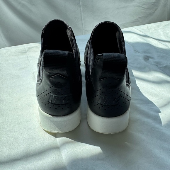 Today Sale ‼️ NIKE Black Slip-On Unisex Sneakers - Picture 2 of 9